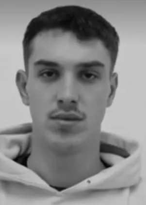 Tânăr condamnat la ani grei de închisoare pentru viol. A fugit din arestul la domiciliu după ce și-a distrus brățara