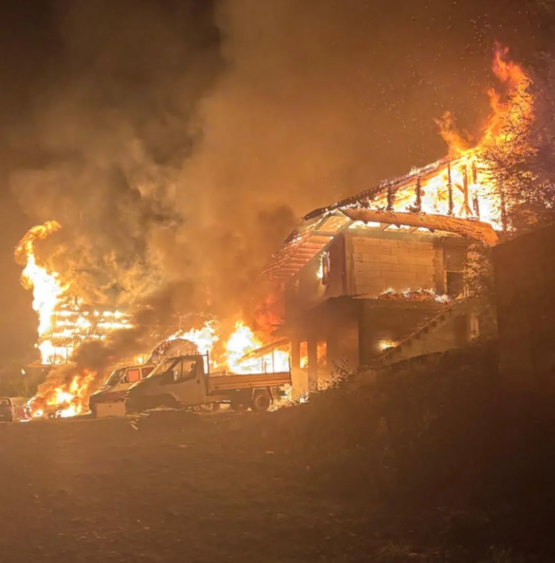 Incendiu de proporții la Mănăstirea Bisericani. Focul a fost declanșat intenționat