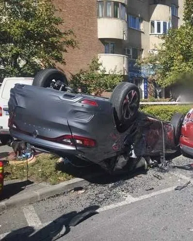 Accident rutier în Cluj-Napoca. Un autoturism s-a răsturnat peste două mașini parcate după un viraj neregulamentar
