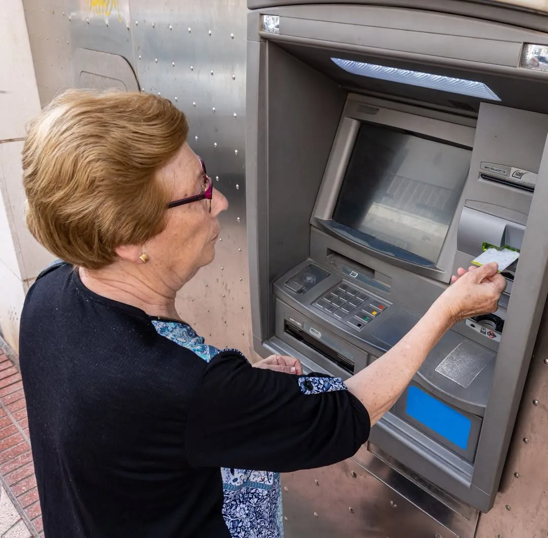 Ajutor financiar pentru pensionarii cu venituri reduse în 2026. Ce sume se acordă și când intră banii