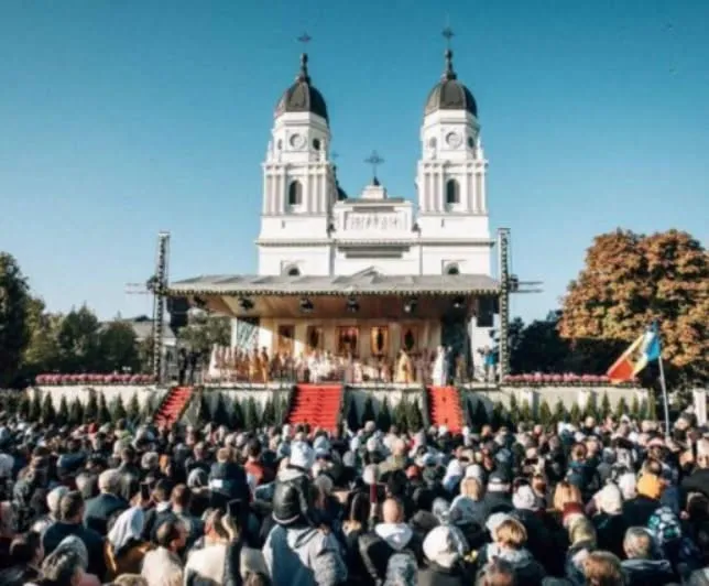 Pelerinii așteaptă șase ore pentru a se închina la moaștele Sfintei Parascheva. 8.000 de oameni la rând, în Iași
