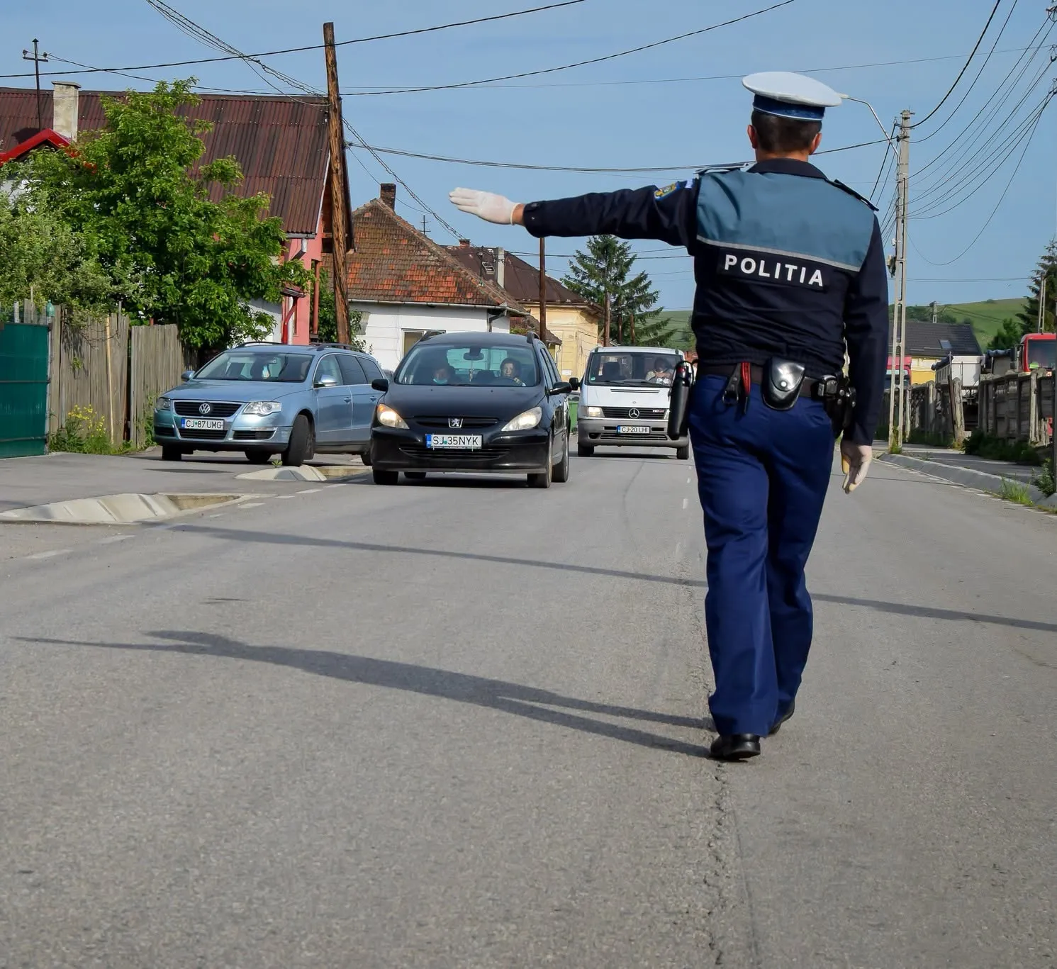 Șoferii români, întrebați cât câștigă într-un chestionar despre călătorii. Participarea este voluntară