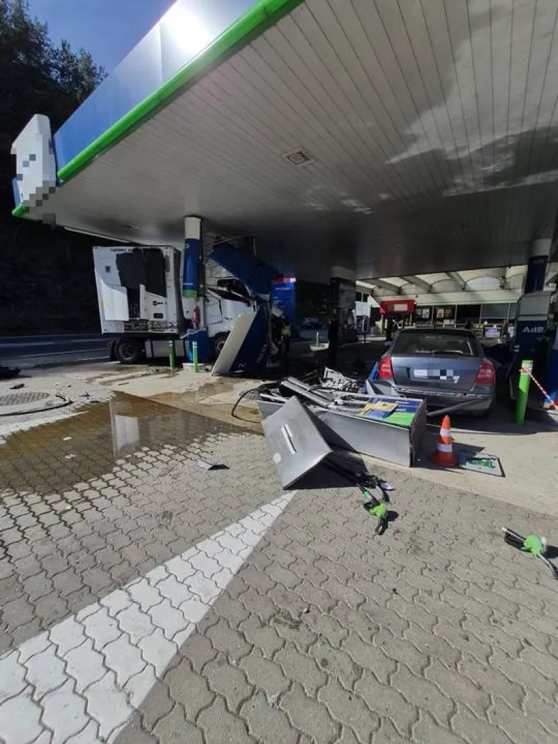 Accident grav pe Valea Oltului. Un autocamion a intrat într-o benzinărie și a lovit o pompă de carburant