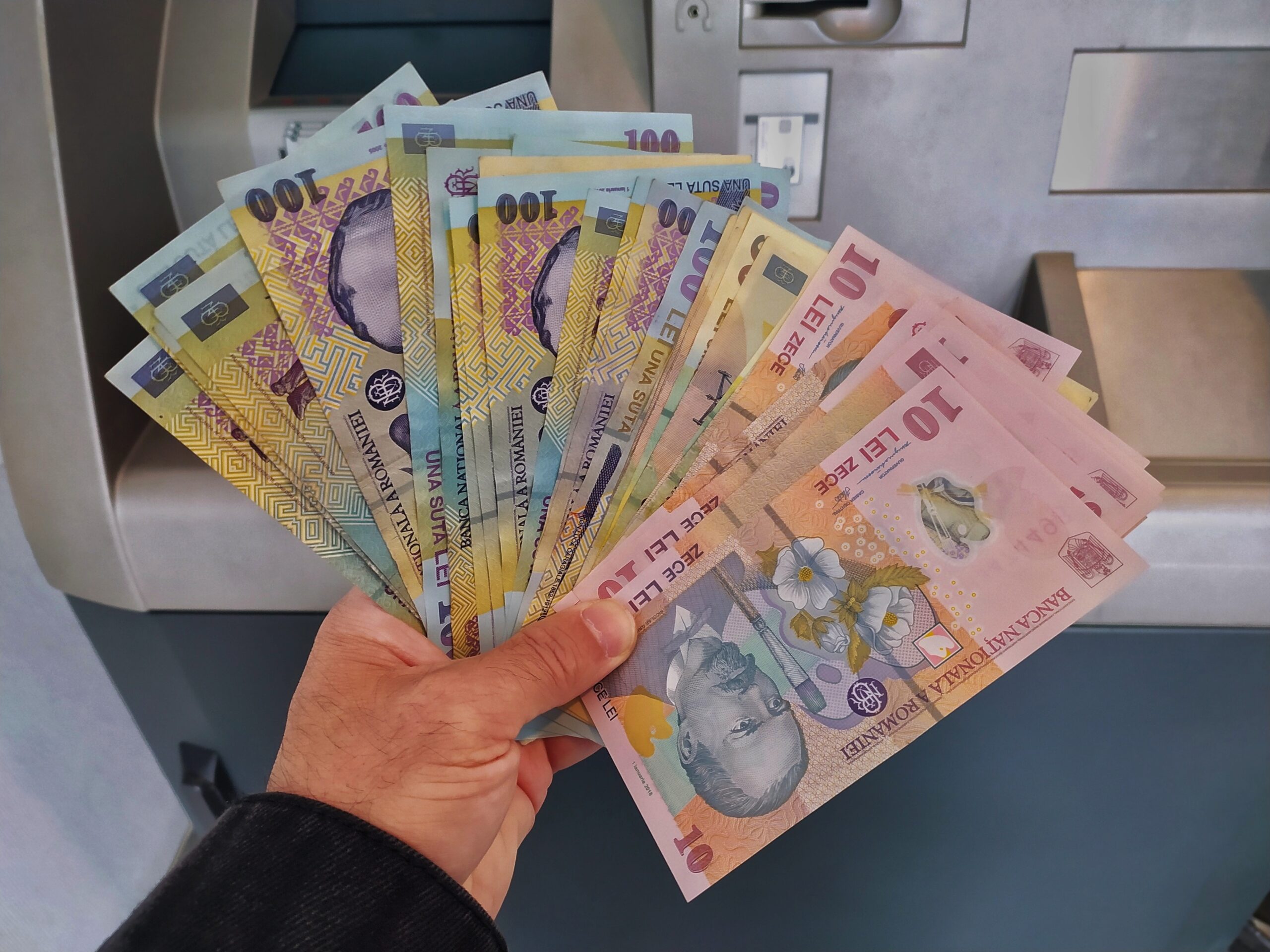 Când intră pensiile pe card în octombrie 2026. De ce ora plății diferă de la o bancă la alta